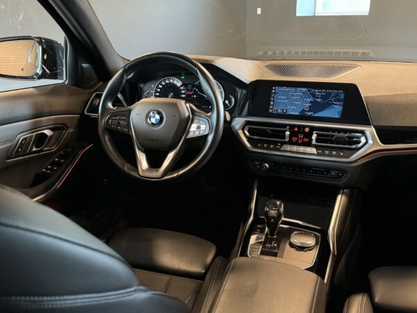 BMW 320D Touring sDrive – Image 10